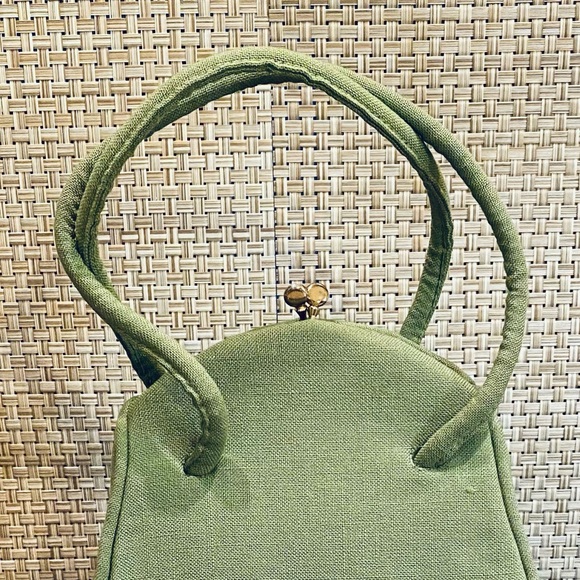 SOLD🌟HP🌟VTG 1950s Green Linen Kiss Clasp Handbag - Picture 11 of 12